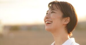 笑顔を取り戻した女性のイメージ
