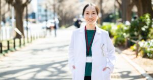 余裕を持って働く女性のイメージ