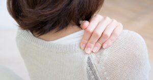 肩こりに悩む50代女性のイメージ