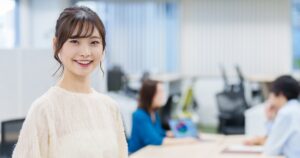 自分軸を取り戻し、前向きになった女性のイメージ