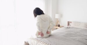 腰痛に悩む女性のイメージ